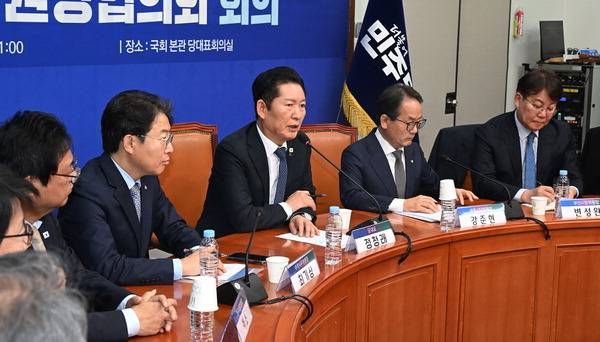 더불어민주당 정청래 대표가 16일 국회에서 시·도당위원장협의회의를 주재하고 있다. 오른쪽은 변성완 부산시당위원장.  김정록 기자