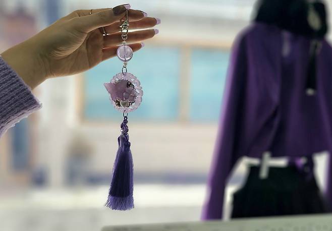 A purple norigae, traditional Korean decorative tassel ornament, displayed at Leesle Insa-dong branch in Jongno District, central Seoul, on March 11 [SHIN HA-NEE]