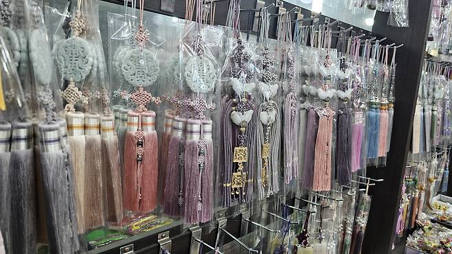 Norigae, traditional Korean decorative tassel ornaments, are displayed at Daeshin Ggotshin, a hanbok shop inside Gwangjang Market in central Seoul, on March 11. [SHIN HA-NEE]