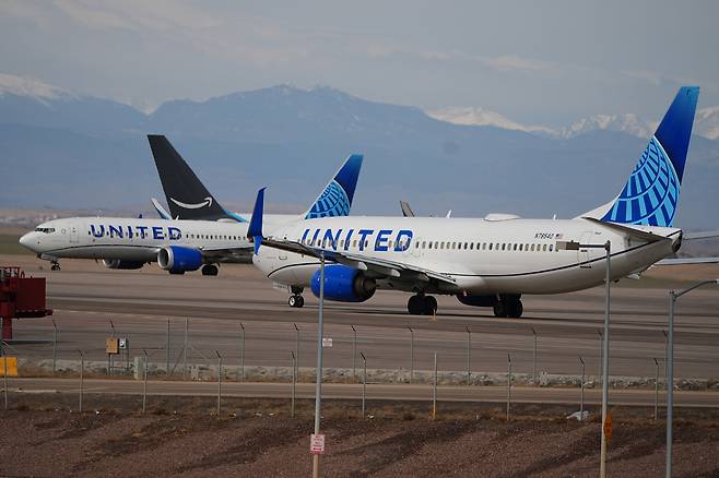 United Airlines jetliners gather on the tarmac to wait for clearance to take off as high winds strafe Denver International Airport in Denver on March 12. [AP/YONHAP]