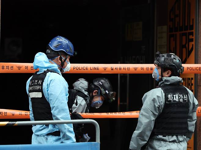 Police and fire officials conduct a joint inspection at a capsule hotel in Sogong-dong, Jung District, central Seoul, on March 15, a day after a fire broke out there and injured 10 people. [NEWS1]