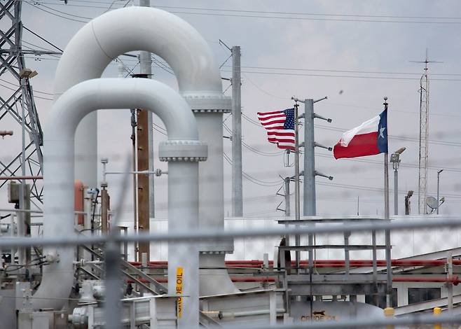 A maze of crude oil pipe and equipment is seen with the U.S. and Texas flags flying in the background during a tour by the U.S. Department of Energy at the Strategic Petroleum Reserve in Freeport, Texas, on June 9, 2016. [REUTERS/YONHAP]