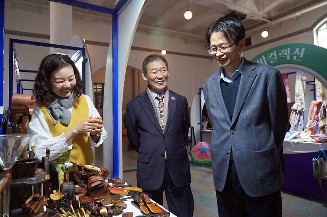 지난 14일 복합문화공간 문화역서울284에서 개최 중인 ‘정부조달문화상품 특별전’을 찾아가 전통의 멋을 살린 생활용품을 살펴보는 백승보 조달청장(오른쪽). 조달청