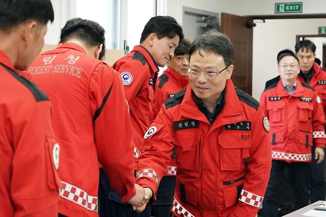 16일 구미국유림관리소 산불대응센터를 방문해 산불재난특수진화대원들을 격려하는 박은식 산림청장. 산림청
