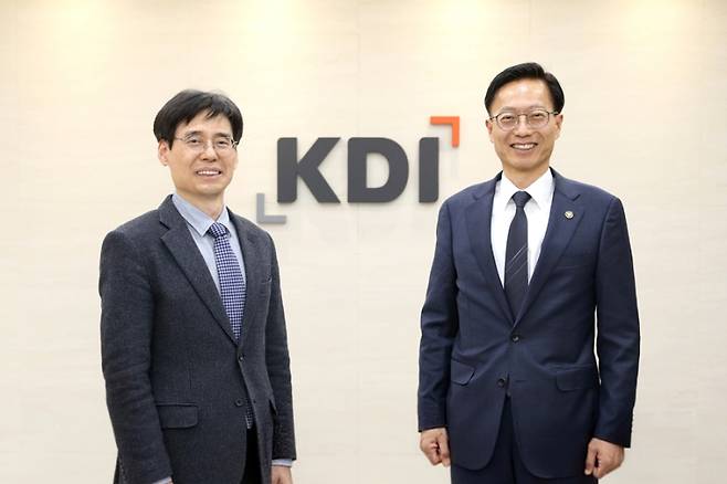 &nbsp;16일 한국개발연구원을 방문한 김용선 지식재산처장(오른쪽)이 김세직 한국개발연구원장과 기념촬영을 하고 있다. 지식재산처