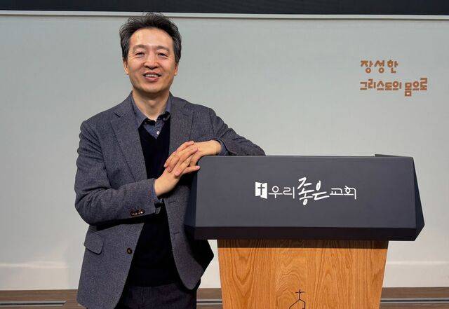 김강현 우리좋은교회 목사가 지난 11일 서울 강동구 교회 본당에서 교회 역사에 관해 설명하고 있다.