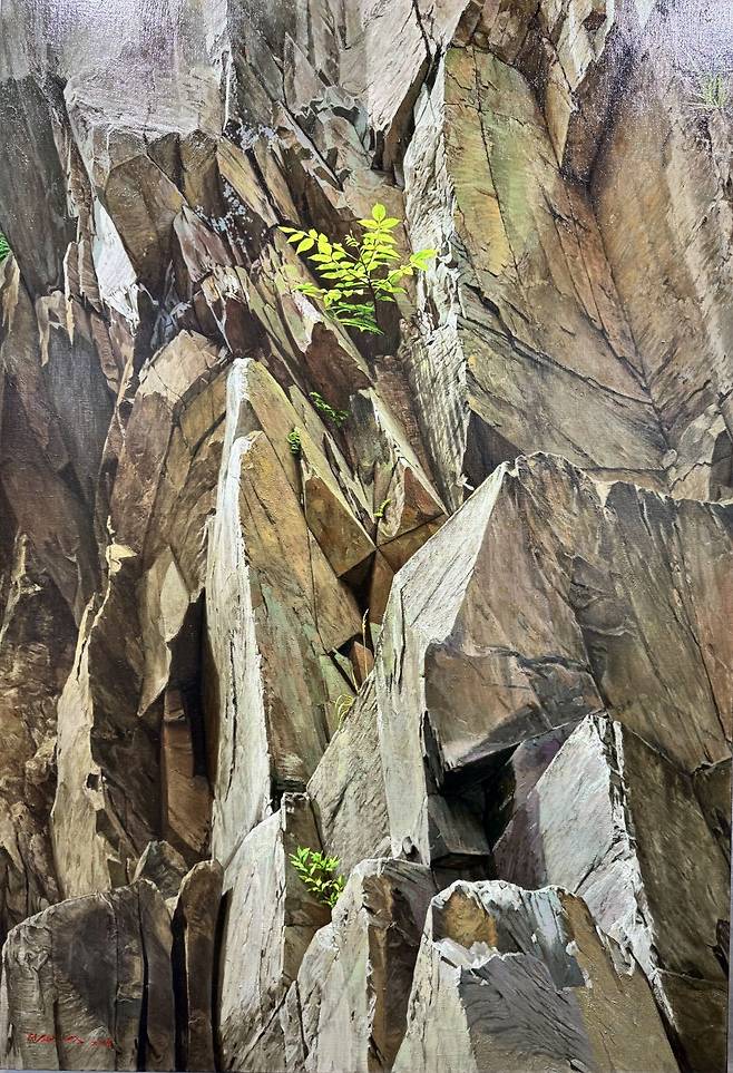 전태영 작가가 개인전 ‘감추인 십자가’에서 선보이는 작품 ‘십자가에 핀 사랑’. 그림 중앙에 십자가에 매달린 그리스도 형상이 보인다. 한국미술인선교회 제공