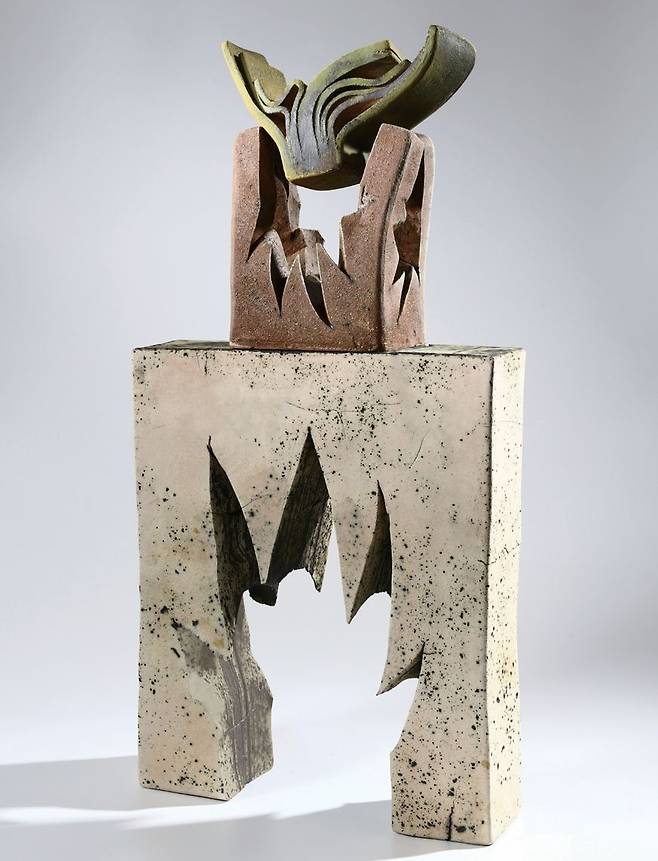 ‘서동희도예전: 현대도예 50주년 기념전’ 대표작 중 하나인 ‘생명나무’. 서동희 도예가 제공