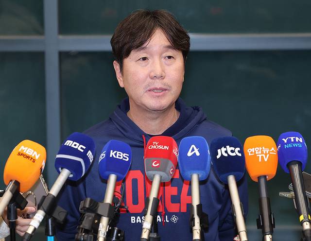 WBC 8강 경기를 마친 한국 야구대표팀 류지현 감독이 16일 인천국제공항 제1터미널을 통해 귀국한 뒤 인터뷰하고 있다. 연합뉴스