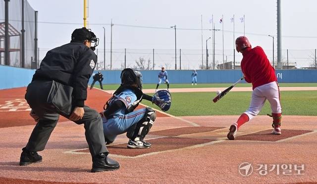 16일 오후 화성특례시 만세구 화성드림파크야구장에서 열린 '제9회 화성특례시장기 전국리틀야구대회 왕중왕전' 서울 송파구와 강서 마곡의 경기에서 서울 송파구 타자가 투수의 공을 쳐내고 있다. 홍기웅기자