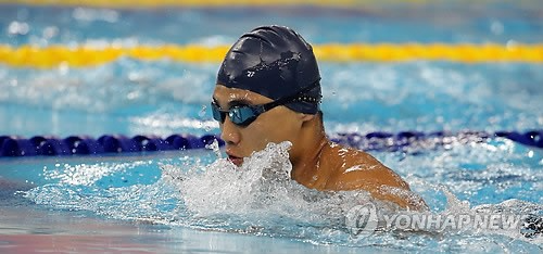 2014 인천 장애인 아시안 게임 수영 남자 100m 평형 SB6 결승에서 북한 심승혁이 역영하는 모습 [연합뉴스 자료사진]