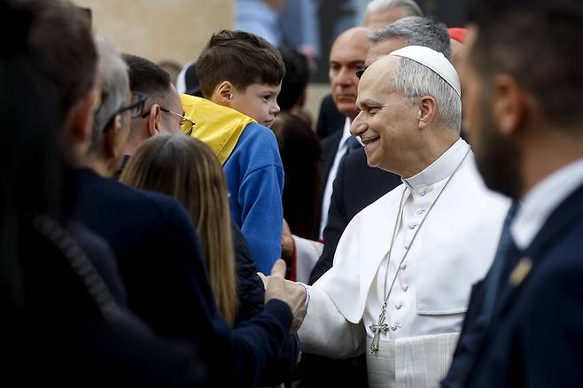 15일 이탈리아 로마의 예수의 성심 교구를 방문한 교황 레오 14세가 한 소년과 대화하고 있다. EPA연합뉴스