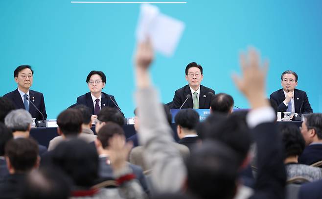 이재명 대통령이 13일 청주 오스코에서 열린 ’충북의 마음을 듣다’ 타운홀미팅 간담회에서 발언권을 요청하는 참석자들을 바라보고 있다.  [사진출처=뉴스1]