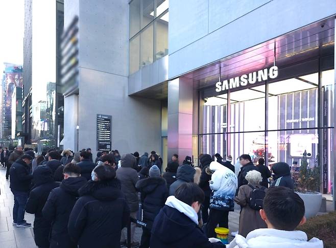 지난해 12월 삼성 강남 외부에서 ‘갤럭시 Z 트라이폴드’를 구매하기 위해 대기하고 있는 고객들 모습. <사진=삼성전자>
