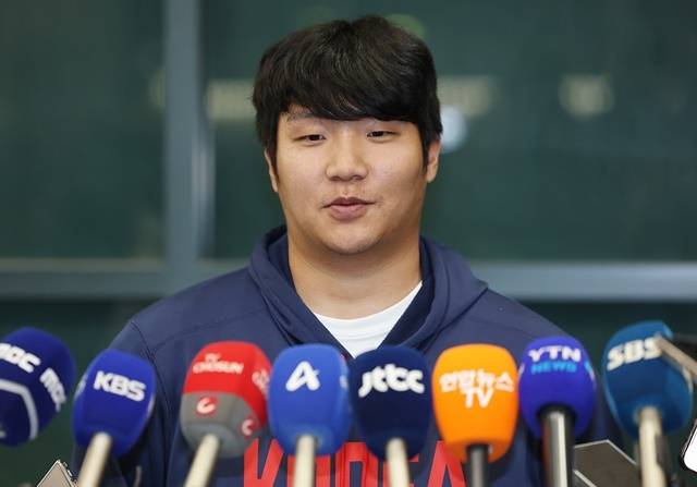 WBC 8강 경기를 마친 한국 야구대표팀 문보경이 16일 인천국제공항 제1터미널을 통해 귀국한 뒤 인터뷰하고 있다. 사진=연합뉴스