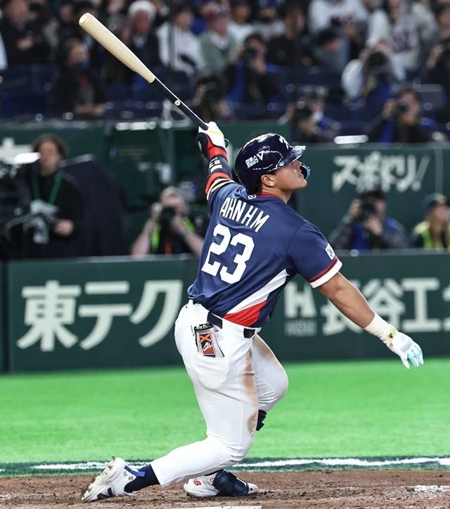 9일 일본 도쿄돔에서 열린 2026 WBC 조별리그 C조 4차전 대한민국과 호주의 경기. 9회초 1사 1, 3루 한국 안현민이 중견수 희생플라이볼을 치고 있다. 사진=연합뉴스