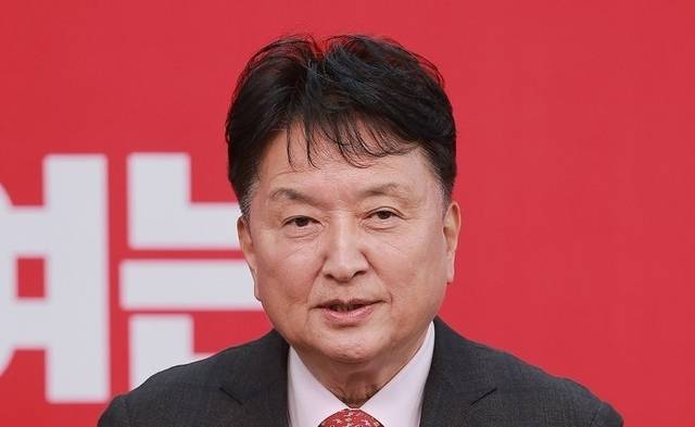 6·3 지방선거 충북도지사에 도전하는 김영환 충북도지사가 11일 서울 영등포구 여의도 국민의힘 중앙당사에서 열린 광역단체장 후보 면접을 마치고 취재진 질문에 답하고 있다. 연합뉴스