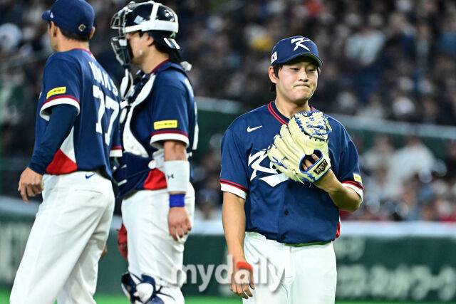 9일 일본 도쿄돔에서 열린 2026 월드 베이스볼 클래식(WBC) 조별리그 한국-호주 경기. 김택연이 8회말 1사 1루에 교체되고 있다. /도쿄(일본)=한혁승 기자 hanfoto@mydaily.co.kr