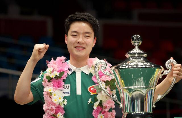 김영원이 PBA 월드챔피언십 시상식이 종료되고 기념 사진을 찍고 있다./PBA