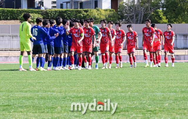 한국 대학축구 대표팀 선수(빨간색 유니폼)들이 15일 덴소컵 경기를 마치고 일본 선수들과 인사를 나누고 있다. /웨이브 스타디움 가리야(일본 나고야)=유진형 기자