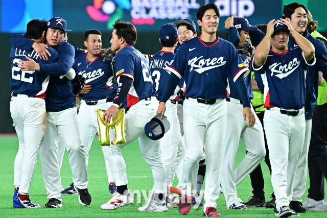 9일 일본 도쿄돔에서 열린 2026 월드 베이스볼 클래식(WBC) 조별리그 한국-호주 경기. 한국이 7-2로 호주에 승리해 8강 진출에 성공했다. 기뻐하는 선수들./마이데일리