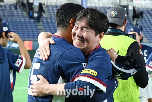 9일 일본 도쿄돔에서 열린 2026 월드 베이스볼 클래식(WBC) 조별리그 한국-호주 경기. 한국이 7-2로 호주에 승리해 8강 진출에 성공했다. 류지현 감독이 기뻐하고 있다./마이데일리