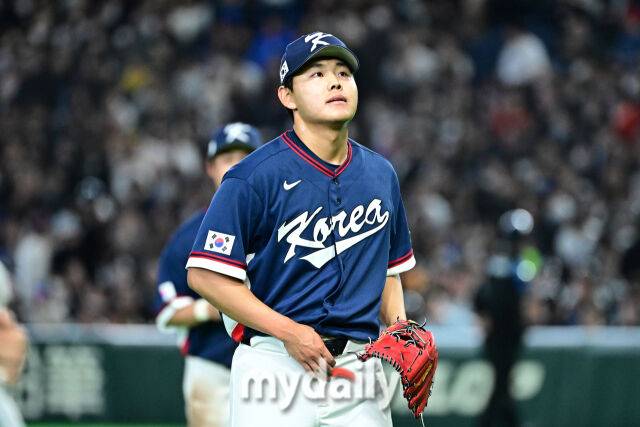 9일 일본 도쿄돔에서 열린 2026 월드 베이스볼 클래식(WBC) 조별리그 한국-호주 경기.소형준이 5회말 호주 첫 타자 그렌디닝에게 솔로포를 내줬다. 이닝을 마치고 더그어웃으로 들어오는 소형준./마이데일리