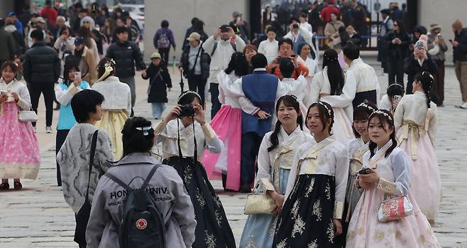15일 서울 경복궁을 찾은 시민과 외국인 관광객들이 기념촬영을 하고 있다.오는 21일 경복궁 앞 광화문 광장에서 방탄소년단(BTS) 컴백 공연이 열릴 예정이다. [연합]