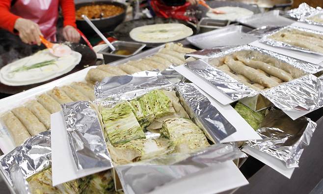 영화 ‘왕사남’의 세계적 인기로 주목받는 영월군의 서부시장 먹거리