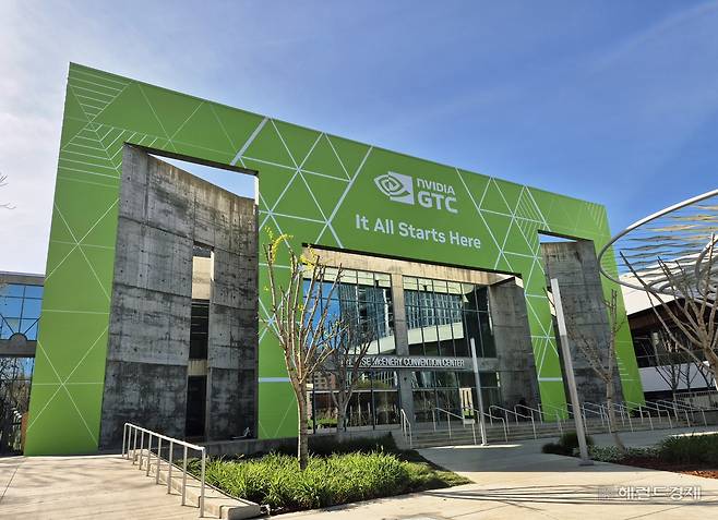 15일(현지시간) 찾은 미국 캘리포니아주 새너제이 맥에너리 컨벤션센터는 엔비디아를 상징하는 네온그린 색상으로 뒤덮인 채 개막을 기다리고 있었다. 중앙에는 ‘모든 것이 여기에서 시작된다’라는 슬로건을 내걸었다. 김현일 기자