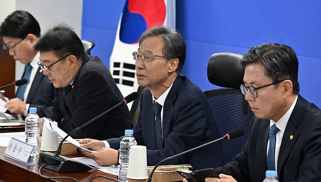유동수(오른쪽 두 번째) 더불어민주당 정책위원회 수석부의장 겸 중동사태 경제대응 TF단장이 16일 오전 서울 여의도 국회 의원회관에서 열린 민주당 중동사태 경제대응 TF 제2차 회의에서 모두발언을 하고 있다. 임세준 기자