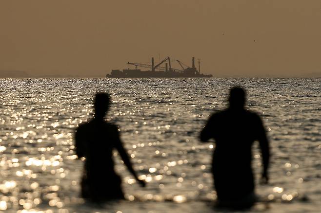 미국·이스라엘과 이란의 전쟁이 3주차에 접어든 가운데 호르무즈 해협 긴장이 극에 달하고 있다. 사진은 15일(현지시간), 호르무즈 해협 우측 오만 무스카트 쿠룸 해변 모습. [로이터]