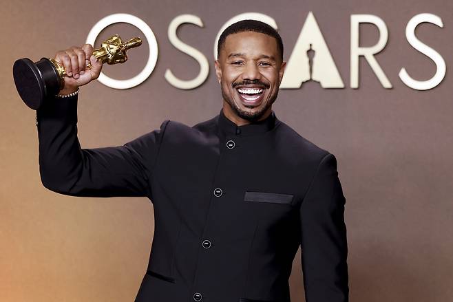 미국 흑인 배우 마이클 B.조던이 15일(현지시간) 캘리포니아주 로스앤젤레스 돌비 극장에서 열린 제98회 아카데미 시상식 기자회견장에서 영화 ‘시너스’로 남우주연상을 수상한 뒤 기념촬영을 하고 있다. [EPA]