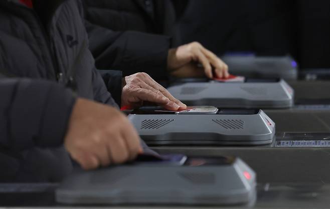 지하철 하차 시 교통카드를 태그하는 모습(사진은 기사 내용과 관련없음). [연합]