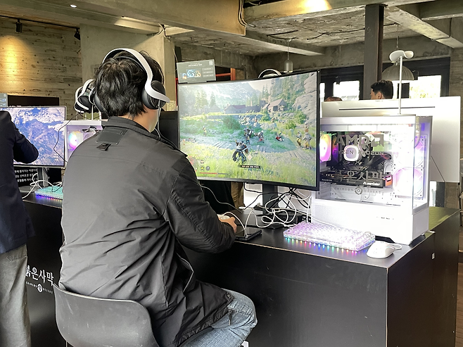 ‘붉은사막 X AMD 팝업스토어 2025’에 방문한 관람객이 펄어비스가 7년만에 내놓은 신작 ‘붉은사막’을 체험하고 있는 모습 [차민주 기자/chami@]