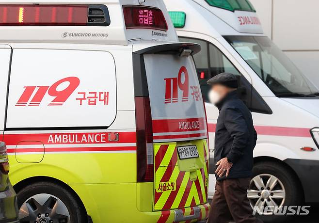 [서울=뉴시스] 홍효식 기자 = 의대 정원 증원에 반대하는 전공의들의 집단행동이 이어지고 있는 3일 서울 시내 한 대학병원에 119 구급차가 대기하고 있다. 2024.03.03. yesphoto@newsis.com