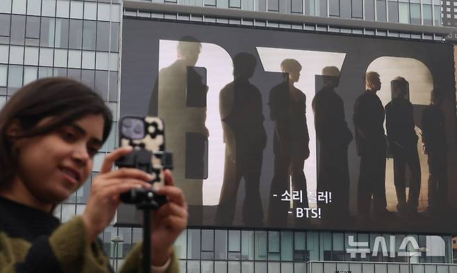 [서울=뉴시스] 추상철 기자 = 방탄소년단(BTS)의 서울 광화문광장 컴백 공연을 엿새 앞둔 15일 오후 서울 종로구 KT 광화문빌딩 외벽에 BTS 컴백 공연 관련 광고가 나타나고 있다. 2026.03.15. scchoo@newsis.com