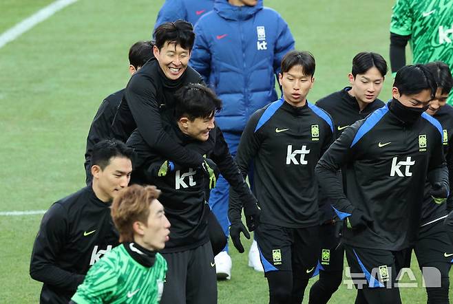 [서울=뉴시스] 김진아 기자 = 대한민국 축구대표팀 손흥민, 김민재를 비롯한 선수들이 가나와의 A매치 평가전을 앞두고 17일 서울 마포구 서울월드컵경기장에서 훈련을 하고 있다. 2025.11.17. bluesoda@newsis.com