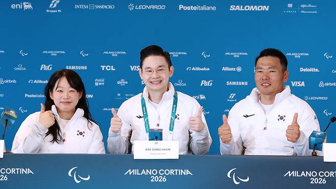 [서울=뉴시스] 배동현 대한장애인노르딕스키연맹 회장과 신의현, 김윤지가 15일(현지 시간) 이탈리아 테세로 크로스컨트리 스타디움에서 열린 기자회견에서 포즈를 취하고 있다. (사진 = 대한장애인체육회 제공) *재판매 및 DB 금지