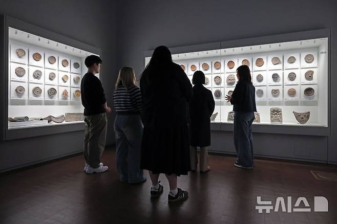 [서울=뉴시스] 박진희 기자 = 국립중앙박물관 2026년 상반기 청년멘토에 지원한 청년들이 13일 서울 용산구 국립중앙박물관에서 교육평가를 받고 있다. 청년멘토는 초·중·고 학생 관람객들을 안내하며, 유물에 대한 해설 서비스를 제공하는 역할을 맡고 있다. 2026.03.13. pak7130@newsis.com