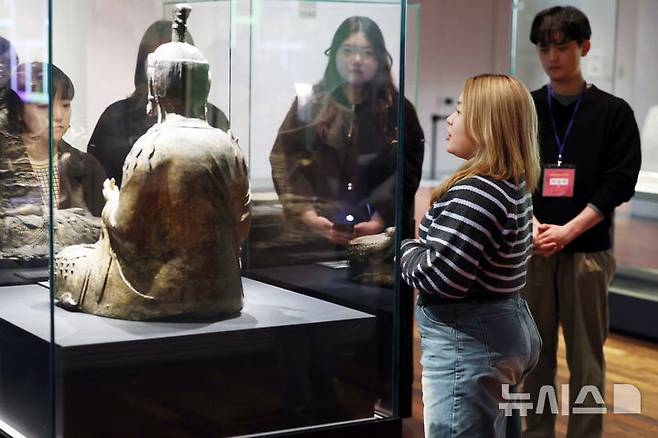 [서울=뉴시스] 박진희 기자 = 국립중앙박물관 2026년 상반기 청년멘토에 지원한 정회윤씨가 13일 서울 용산구 국립중앙박물관에서 교육평가를 받고 있다. 청년멘토는 초·중·고 학생 관람객들을 안내하며, 유물에 대한 해설 서비스를 제공하는 역할을 맡고 있다. 2026.03.13. pak7130@newsis.com