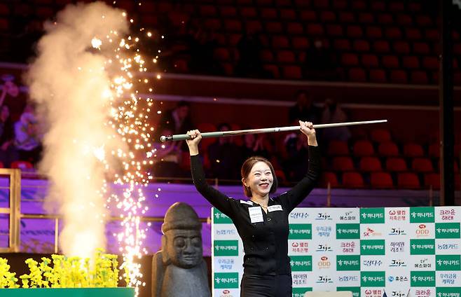 [서울=뉴시스] 2025~2026시즌 왕중왕전인 하나카드 하나캐피탈 제주특별자치도 PBA-LPBA 월드챔피언십 여자부(LPBA) 결승에서 우승한 뒤 환호하는 김가영. (사진=PBA 제공). 2026.03.15. *재판매 및 DB 금지