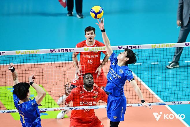 [서울=뉴시스] 남자 프로배구 우리카드의 한태준이 14일 서울 장충체육관에서 열린 진에어 2025~2026 V-리그 남자부 한국전력과의 경기에서 공을 올리고 있다. (사진=KOVO 제공) 2026.03.14. *재판매 및 DB 금지