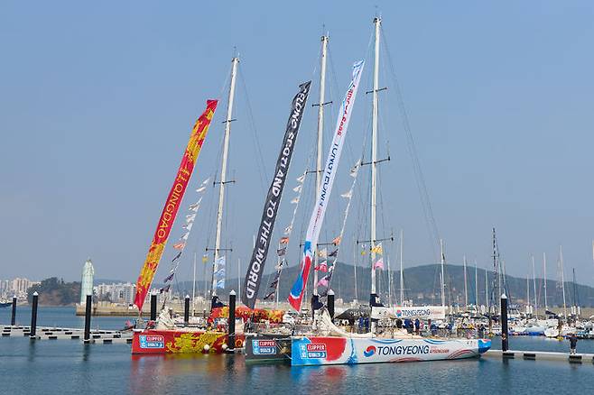 [통영=뉴시스] 신정철 기자= 세계적인 요트 대회인 ‘2025-26 클리퍼 세계일주 요트대회(Clipper Round the World Yacht Race)’ 참가 요트들이 16일, 경남 통영항에 입항하며 통영 기항지 행사를 본격적으로 시작했다. 사진은 16일 오전 11시부터, 세계일주 항해 중인 클리퍼 레이스 요트들이 통영시 도남항 계류장에 차례로 입항하고 있다.(사진=통영시 제공).2026.03.16. photo@newsis.com *재판매 및 DB 금지
