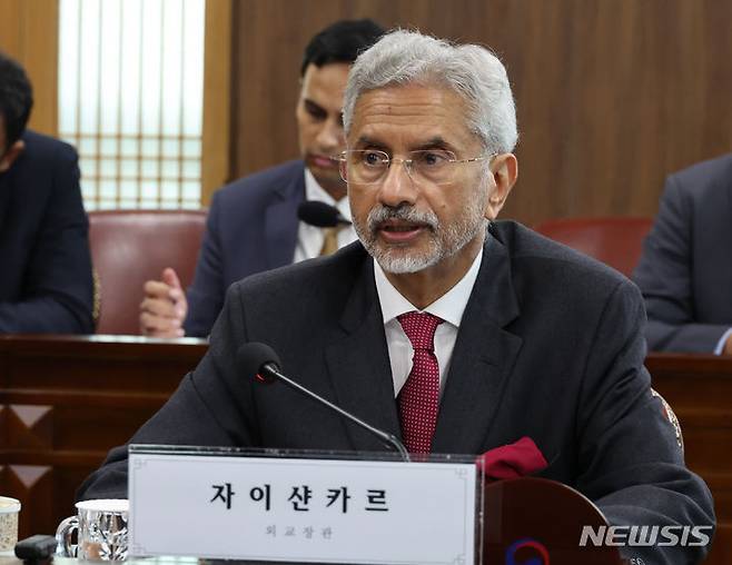 [서울=뉴시스] ﻿﻿인도 정부가 이란의 호르무즈 해협 봉쇄 문제와 관련해 이란과의 직접 대화가 가장 효과적인 해결 방법이라는 입장을 밝혔다. 자이샨카르 장관이 2024년 3월 서울에서 열린 제10차 한-인도 외교장관 회의에서 발언하는 모습. 2026.03.16