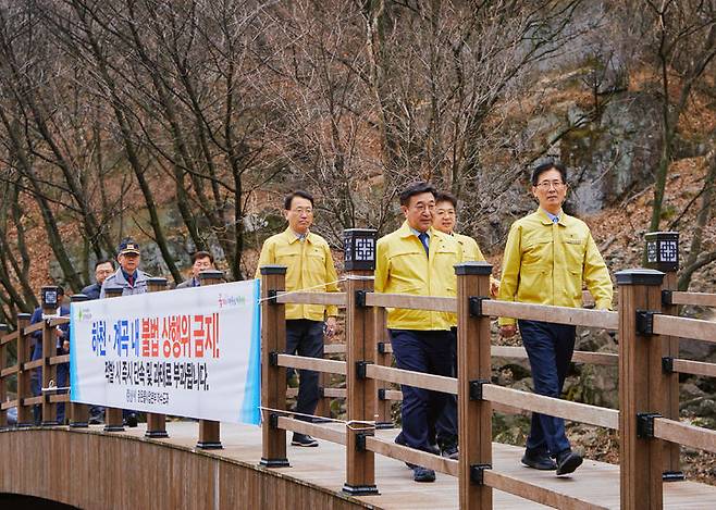 [경산=뉴시스] 윤호중 행정안전부 장관이 16일 경북 경산시 대한천을 찾아 하천 불법시설 정비실태를 점검하고 적발된 불법시설물을 현장에서 확인하고 있다. (사진=행정안전부). *재판매 및 DB 금지