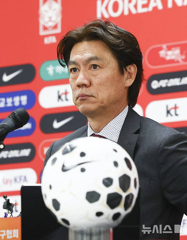 [천안=뉴시스] 김근수 기자 = 홍명보 대한민국 축구대표팀 감독이 16일 오후 충남 천안시 코리아 풋볼파크 스타디움에서 열린 남자 축구국가대표팀 3월 유럽원정 평가전 명단발표 기자회견에서 명단을 발표하고 있다. 2026.03.16. ks@newsis.com