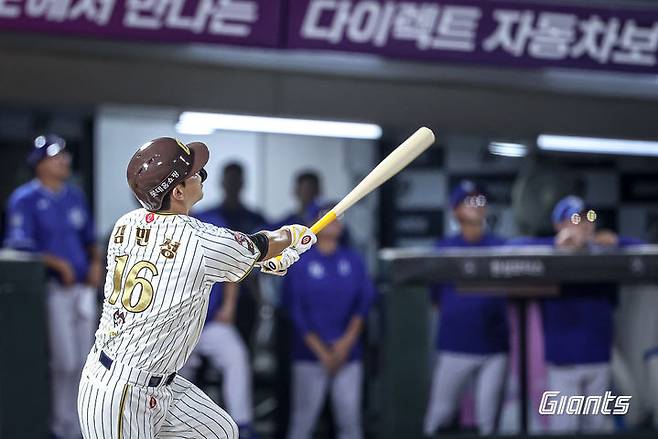 [서울=뉴시스] 프로야구 롯데 자이언츠 김민성이 26일 부산 사직구장에서 열린 2025 신한 쏠뱅크 KBO리그 삼성 라이온즈와의 경기에서 만루 홈런을 치고 있다. (사진=롯데 자이언츠 제공) 2025.09.26. *재판매 및 DB 금지