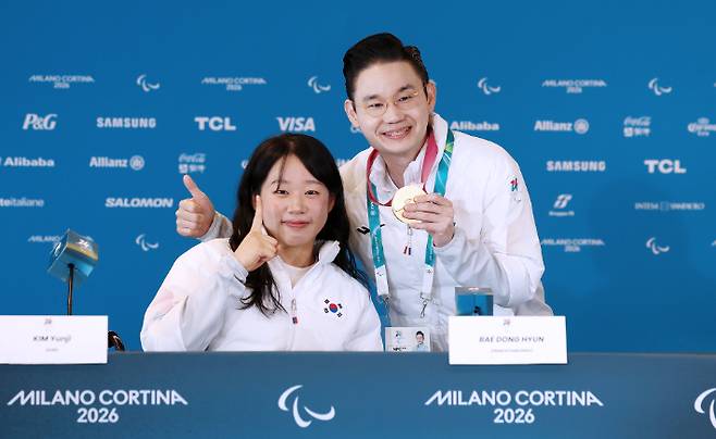 김윤지와 배동현 대한장애인노르딕스키연맹 회장. 대한장애인체육회 제공