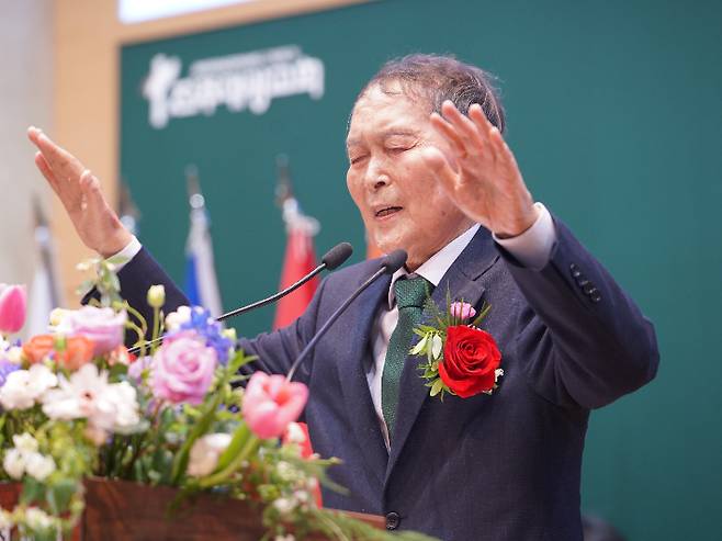 지난 15일 진주대광교회에서 열렸던 이찬우 목사 위임 감사예배에서 장지현 원로목사(진주대광교회)가 축도를 하고 있다.  진주대광교회 미디어팀 제공